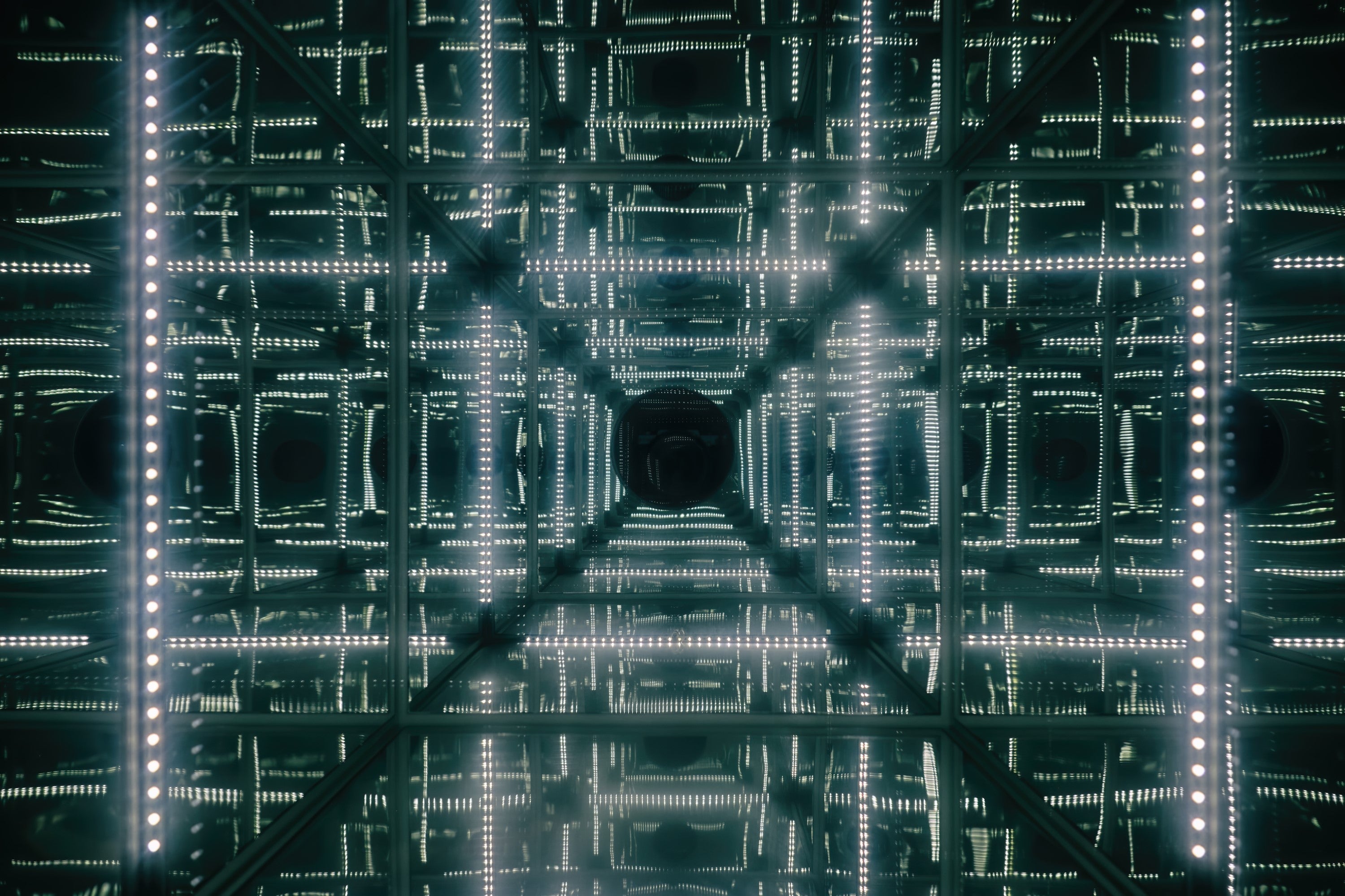 How Does an Infinity Mirror Work? A Deep Dive into the Optical Illusio ...