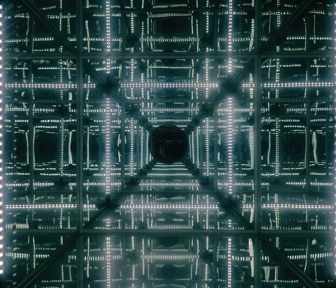 X Infinity Mirror How Does an Infinity Mirror Work? A Deep Dive into the Optical Illusio ...